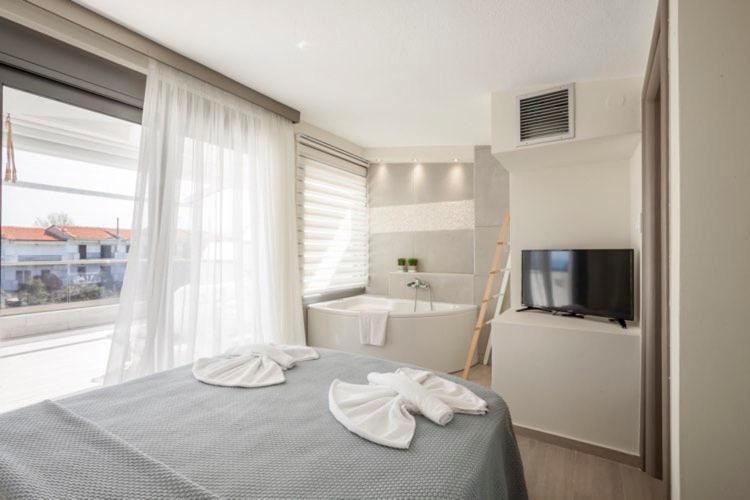 Hanioti Suite Maisonette In Front Of The Sea エクステリア 写真